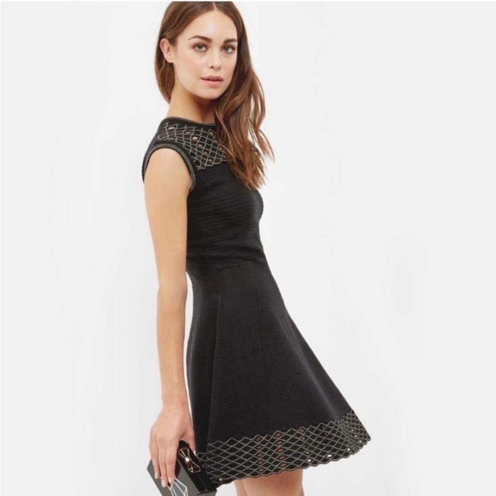 Elegant Black Sleeveless Dress - Picture 3 of 12